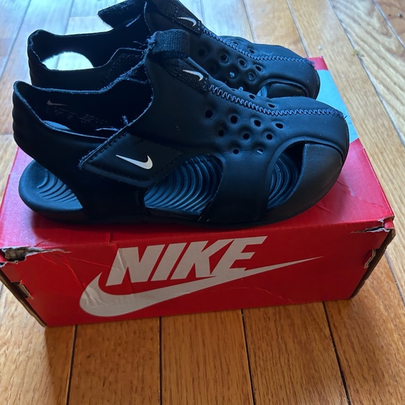 Nike Sunray Size 10c Black Sandal - Picture 7 of 11